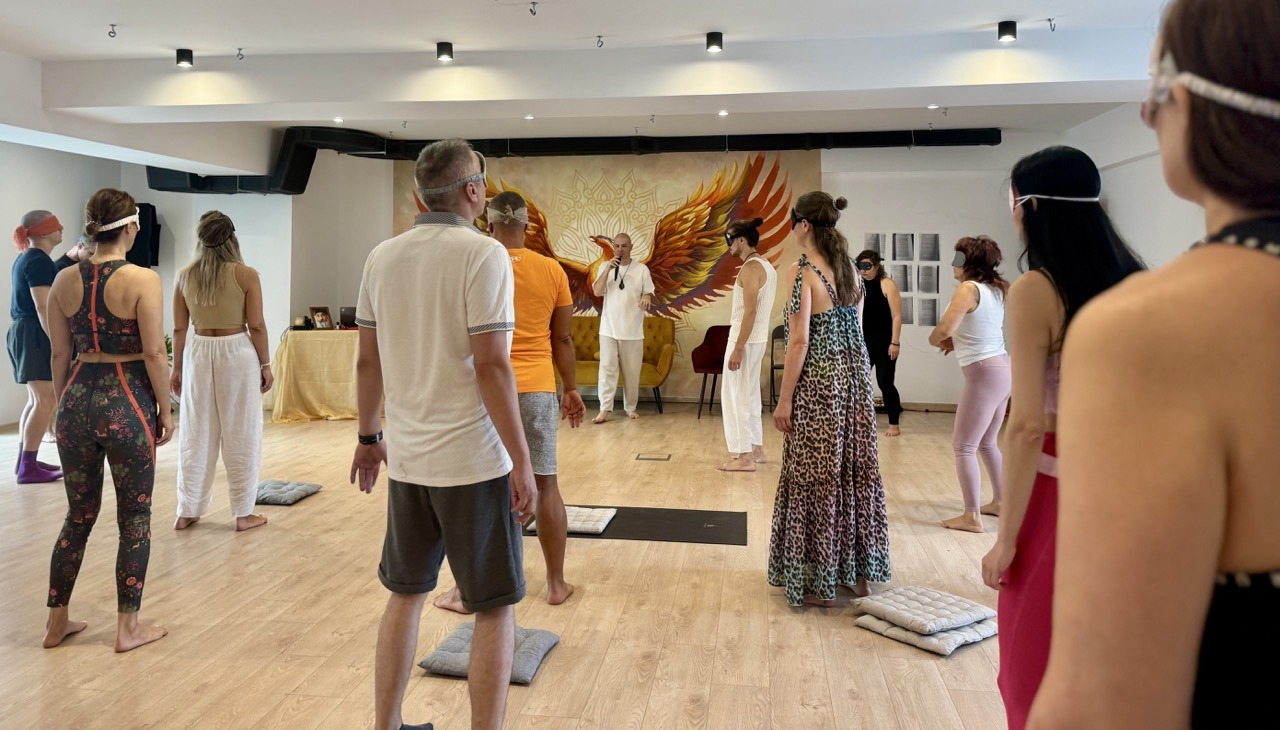 Групова динамична медитация в Aditi Yoga, София